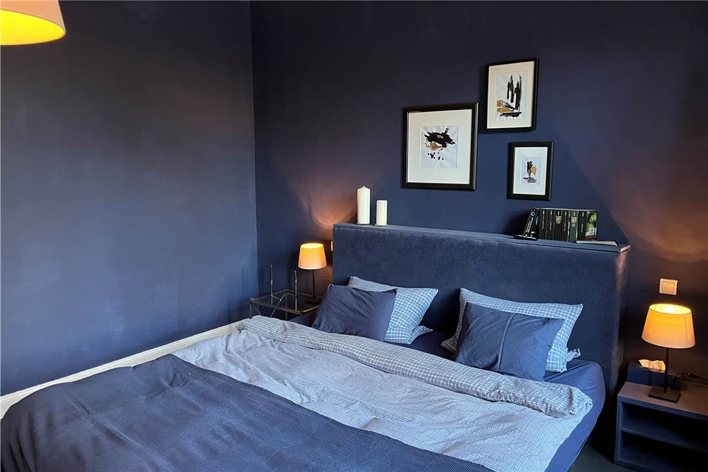 Designerin Patricia Brügger zeigt ihre 110 Jahre alte Backsteinvilla Das Schlafzimmer von Olaf Dahmen. Patricia Brügger hat es in seiner Lieblingsfarbe Blau eingerichtet.