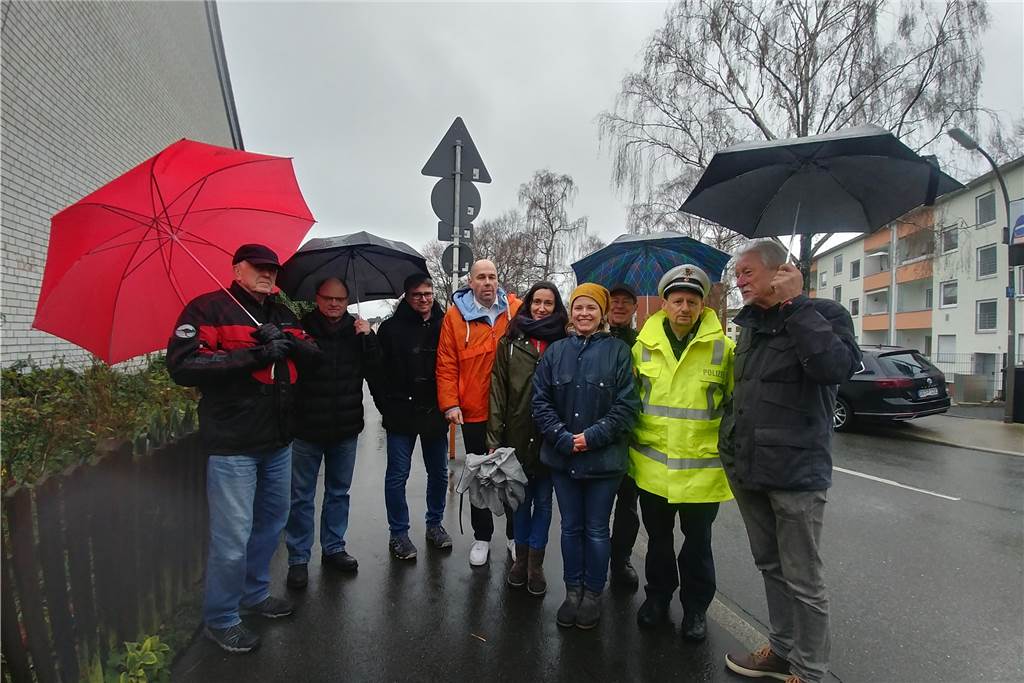 Eltern sehen viele Beinahe-Unfälle und wollen Kreuzung sicherer machen Das schlechte Wetter hielt die Anwesenden nicht davon ab, über die Verkehrslage in Benninghofen zu diskutieren.