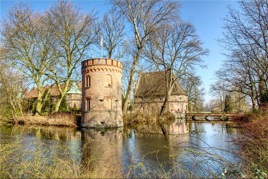 Zu sehen ist das Wasserschloss Bladenhorst in Castrop-Rauxel.
