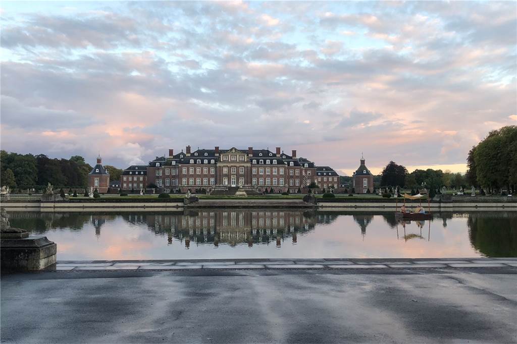 So schön ist der Herbst: Schicken Sie uns Ihre besten Fotos Das Schloss in Nordkirchen spiegelt sich im Wasser.