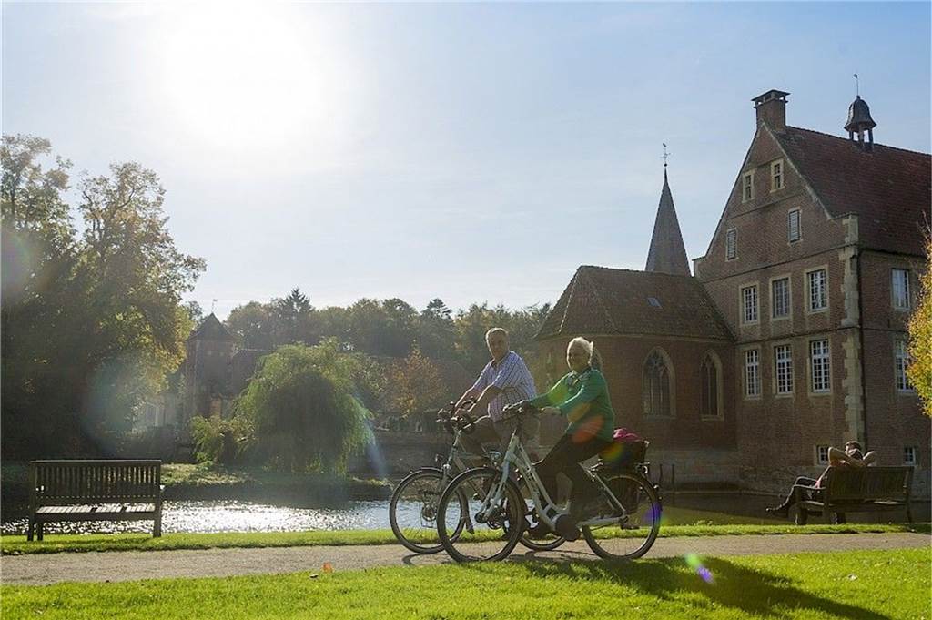 Radfahren immer digitaler: Münsterland mit 140 Touren bei komoot-App Das Schloss ist der Höhepunkt der Raesfeld-Tour.