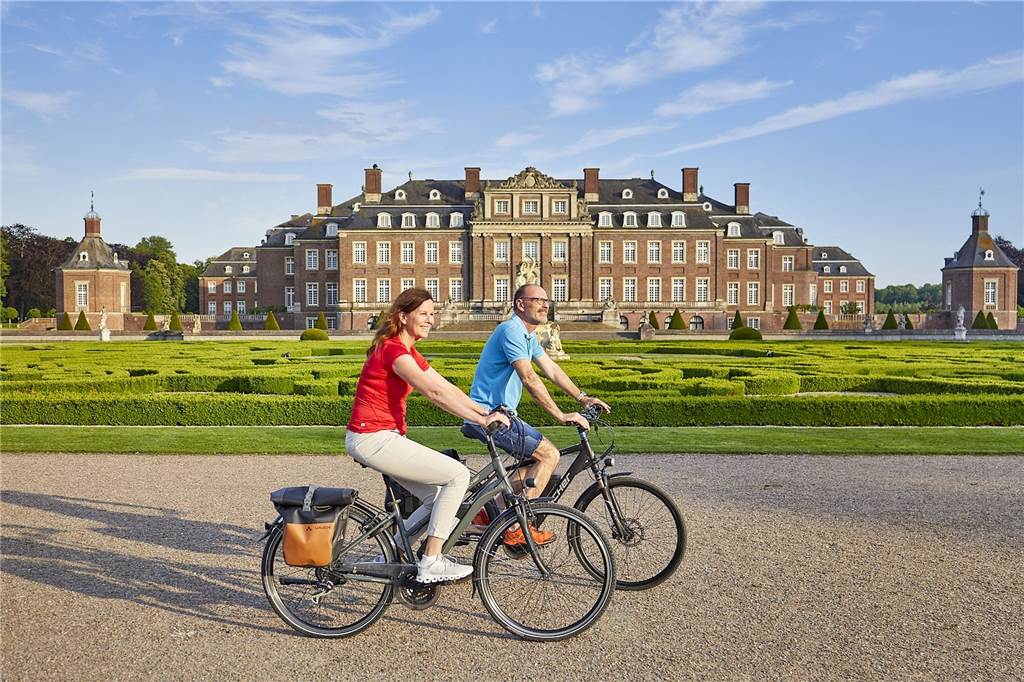 Fragen und Antworten : Hotelquartier am Schloss Nordkirchen: Sorgen, Chancen, Mitbestimmung Das Schloss Nordkirchen gilt als touristischer Magnet des Münsterlandes. Rund 500.000 Gäste besuchen jedes Jahr das barocke Wasserschloss.
