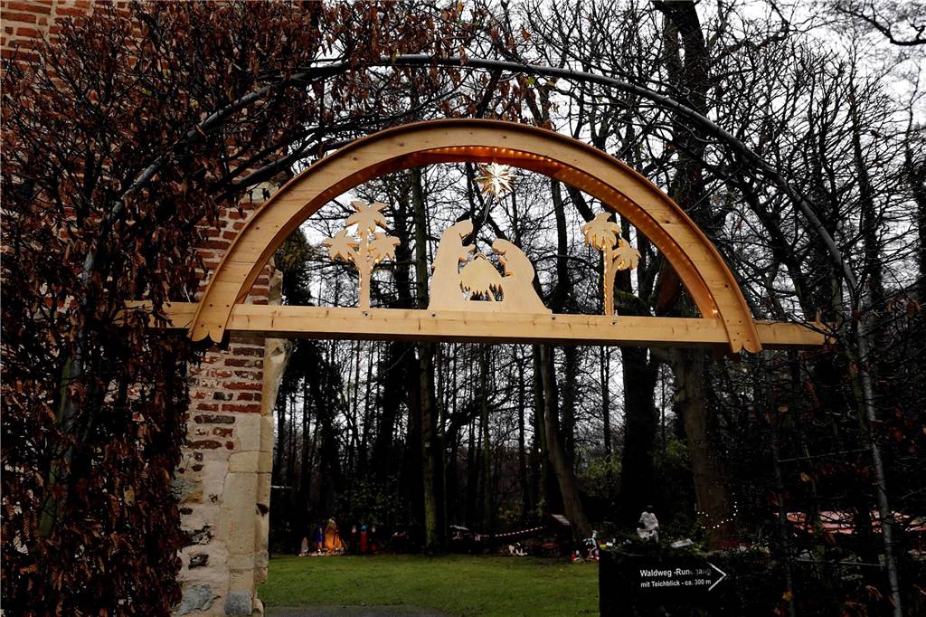 Der 8. Krippenweg am Schloss Sythen wird bunt und vielfältig Großer Holzbogen an der Kapelle von Schloss Sythen mit Krippenmotiven