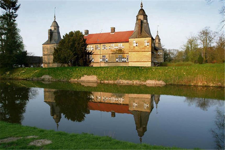Vorbei an Schloss Westerwinkel auf der 100 Schlösser Route Das Schloss Westerwinkel