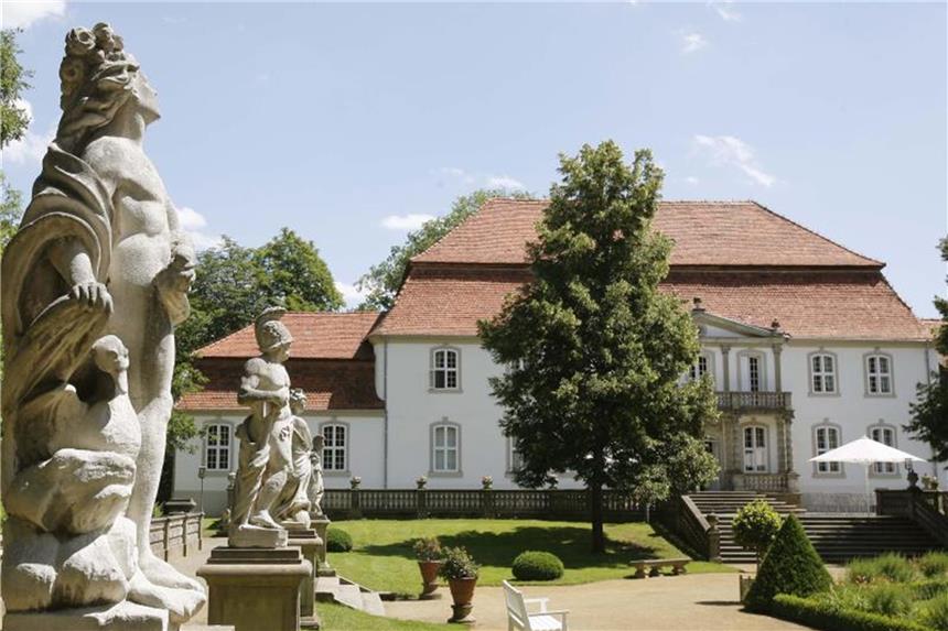 Künstlertreff Schloss Wiepersdorf sucht neuen Weg Das Schloss Wiepersdorf liegt inmitten eines denkmalgeschützten Landschaftsgartens. Foto: Bernd Settnik