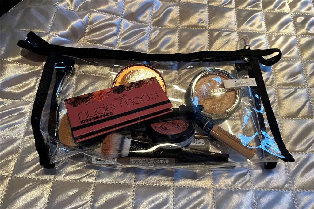 Was passiert nach dem Tod? Reporterin wird Bestatterin für einen Tag Das Schminktäschchen einer Bestatterin sieht auch nicht anders aus als meins daheim. Bronzer, Puder, Rouge und Make-Up-Pinsel gehören genauso dazu, wie Concealer und Kajal/ Augenbrauenstifte.