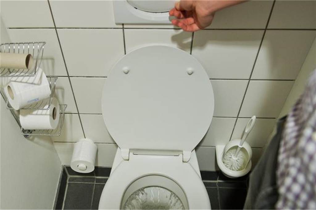Kosten für Wasser 2022: Gute und schlechte Nachrichten in Heek Das schmutzige Wasser aus der Toilette gelangt in die Kanalisation. Dafür fallen Gebühren an. Ebenso für das Frischwasser, um die Spülung betätigen zu können.