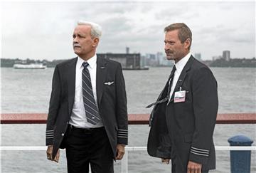 Das Schnauzbart-Duo: Tom Hanks (l.) spielt Chesley ?Sully? Sullenberger, Aaron Eckhart ist sein Co-Pilot.