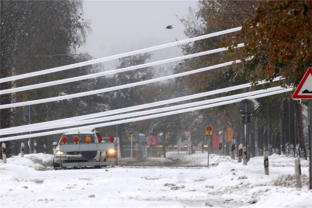 Das Schneechaos im November 2005, für viele Haushalte unvergessen. Umgestürzte Strommasten legten den Alltag flach. Einige Strommasten konnten das Gewicht des schweren Schnees auf den Leitungen nicht mehr tragen und knickten um.
