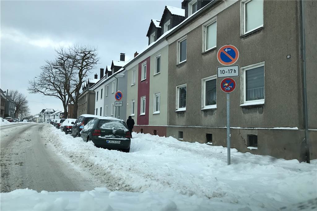 Ärger um Müllentsorgung: Warum kommt der EUV nicht gegen das Chaos an? Das Schneetreiben am Montag, 8. Februar, in Castrop-Rauxel: Wie soll man da auf den Parkstreifen kommen? Ein Problem für viele Anwohner, hier auf der Dortmunder Straße auf Schwerin.