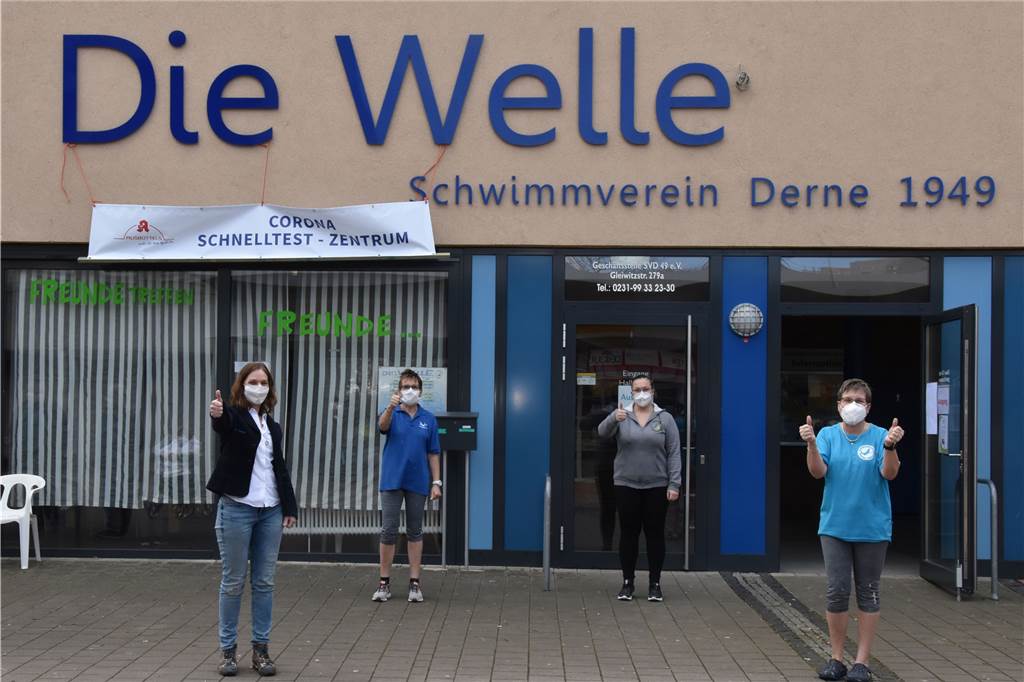 Schnelltest im EKS im Selbstversuch: „Kein Freifahrtschein für Partys“ Das Schnelltest-Zentrum konnte Gisela Ausbüttel (l.) dank der Unterstützung des Schwimmvereins Derne realisieren. Christel Kublun, Maryna Urban und Petra Baron (v. l.) vom Verein finden die Idee super.