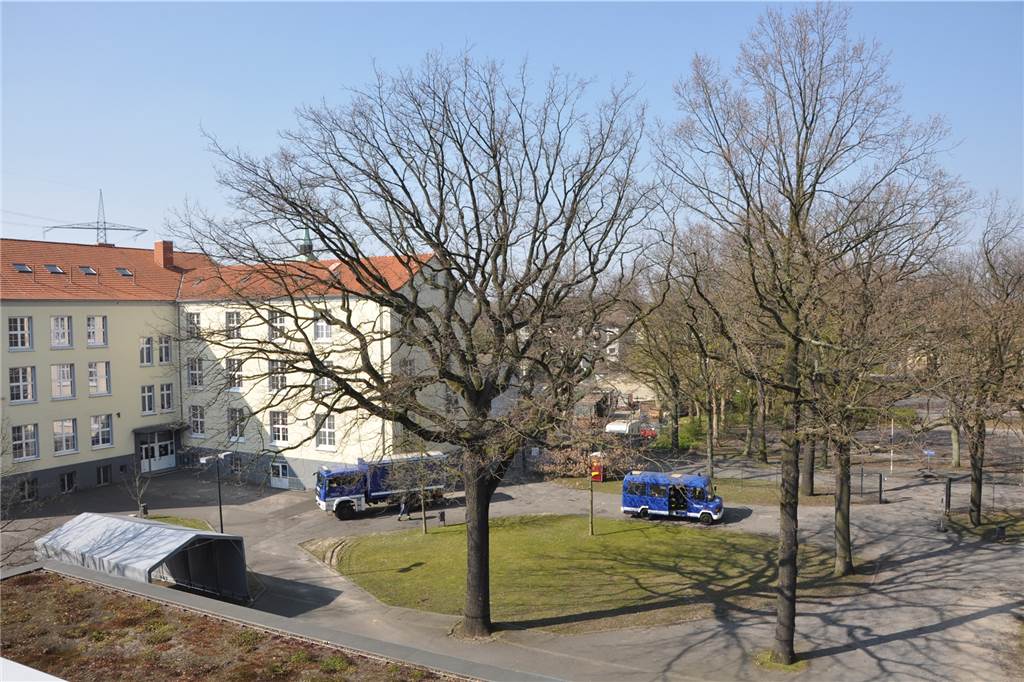 Erste Corona-Tests am Montag: Schulhof wird zu Schnelltest-Zentrum Das Schnelltestzentrum in Castrop-Rauxel ist bereit für die ersten Abstriche am Montag. Die Patienten fahren für den Abstrich auf den Hof, in das Zelt und wieder vom Hof runter. „Wie im Drive-in“, sagt Christopher Bock vom DRK.