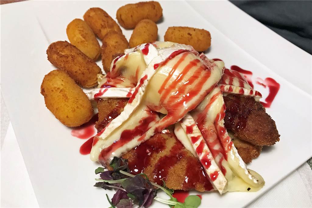 Perfekt für Familien: Gut-bürgerliche Küche und magenfüllende Portionen im Landgut Ritter Das Schnitzel "Französische Art" ist mit reichlich Camembert überbacken.
