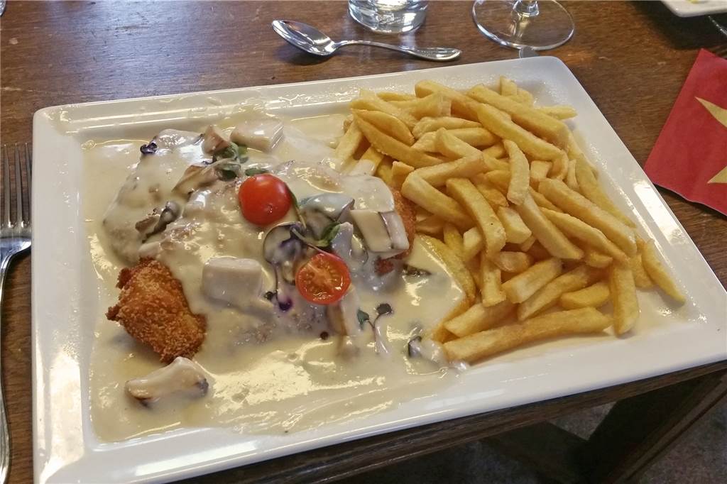 Königlich speisen mit Spezialitäten vom Bürener Landgut Ritter Das Schnitzel mit Waldpilzsoße und Pommes