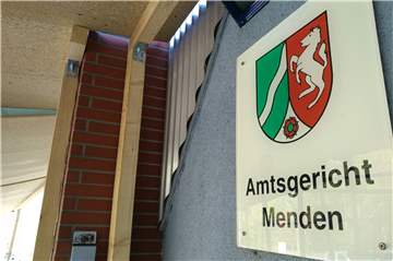 Das Schöffengericht am Amtsgericht Menden muss sich mit harter Kost auseinandersetzen: Einem Bundespolizisten wird vorgeworfen, Bilder mit kinderpornographischem Inhalt besessen und verbreitet zu haben.
