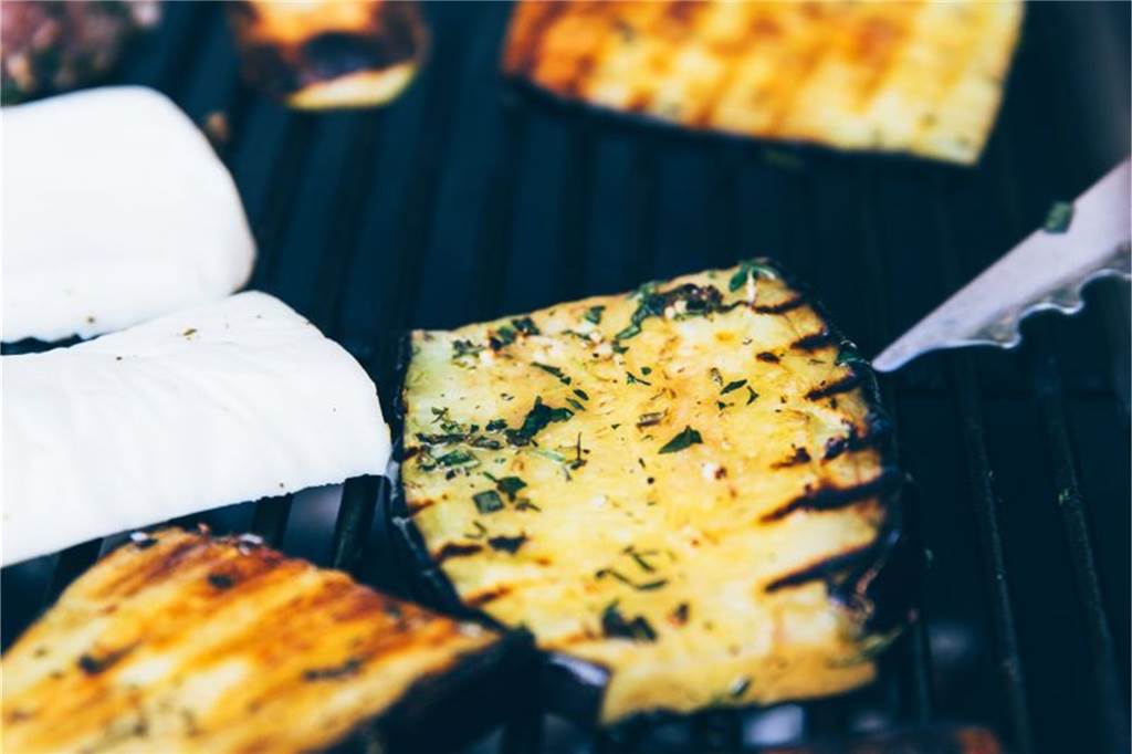 Es brutzelt wieder: Öffentliche Grillplätze in NRW für laue Abende Das Schöne an den Parks: Neben dem Grillen kann man hier auch auf den Wiesen in großer Runde etwas zocken.