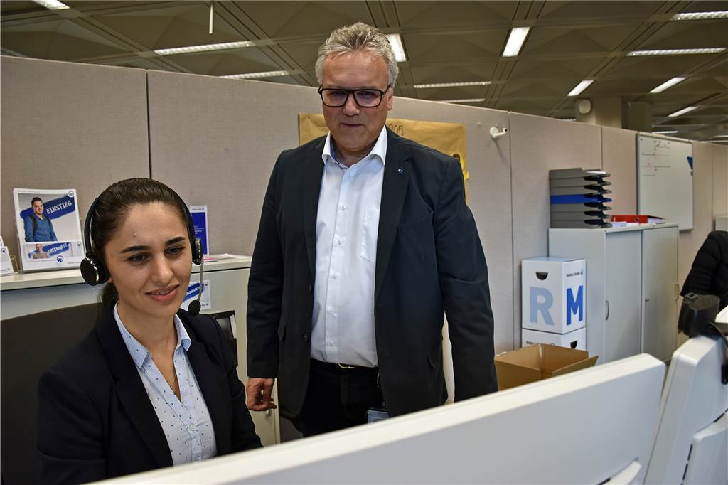 Geflüchtete aus Lünen macht Ausbildung zur Versicherungskauffrau bei Signal Iduna Das Schreiben in Deutsch beherrscht Ruzanna H. schon sehr gut. Bei flüssigen Sprechen kämpft sie noch mit den richtigen Artikeln. Hilfe gibt es auch von Ausbildungsleiter Reinhard Wolbeck.