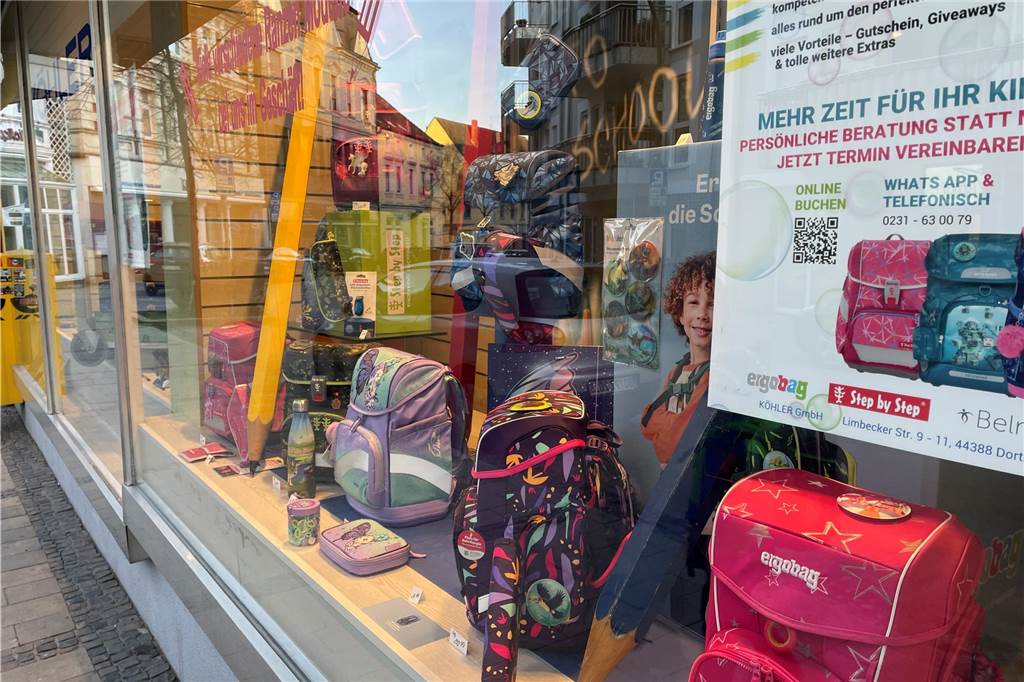 Wie Lütgendortmund Kunden anlocken könnte: Dorf-Experten im Interview Eine Auswahl an Schultornistern steht im Schaufenster des Schreibwarengeschäfts "Köhler" in Lütgendortmund.