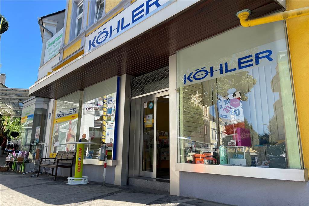 Im August 2025 verlässt die Postbank Schreibwaren „Köhler“- die Post bleibt Eingang zur Post-Partnerfiliale im Schreibwarengeschäft "Köhler". Hier ist bis Sommer 2025 auch noch die Postbank untergebracht.