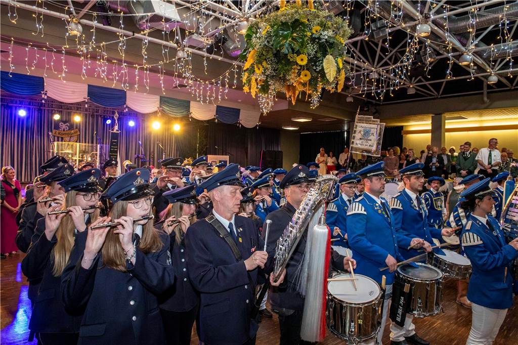 Das Schützenfest 2025 wirft seine Schatten voraus: Am Samstagabend, 26. April 2025, fand in der Aula des Schulzentrums der Königsehrenabend statt. Die Stimmung war ausgelassen.