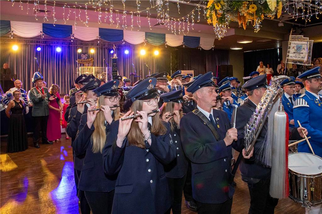 Das Schützenfest 2025 wirft seine Schatten voraus: Am Samstagabend, 26. April 2025, fand in der Aula des Schulzentrums der Königsehrenabend statt. Die Stimmung war ausgelassen.