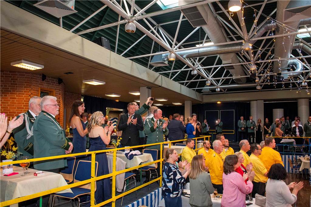 Das Schützenfest 2025 wirft seine Schatten voraus: Am Samstagabend, 26. April 2025, fand in der Aula des Schulzentrums der Königsehrenabend statt. Die Stimmung war ausgelassen.