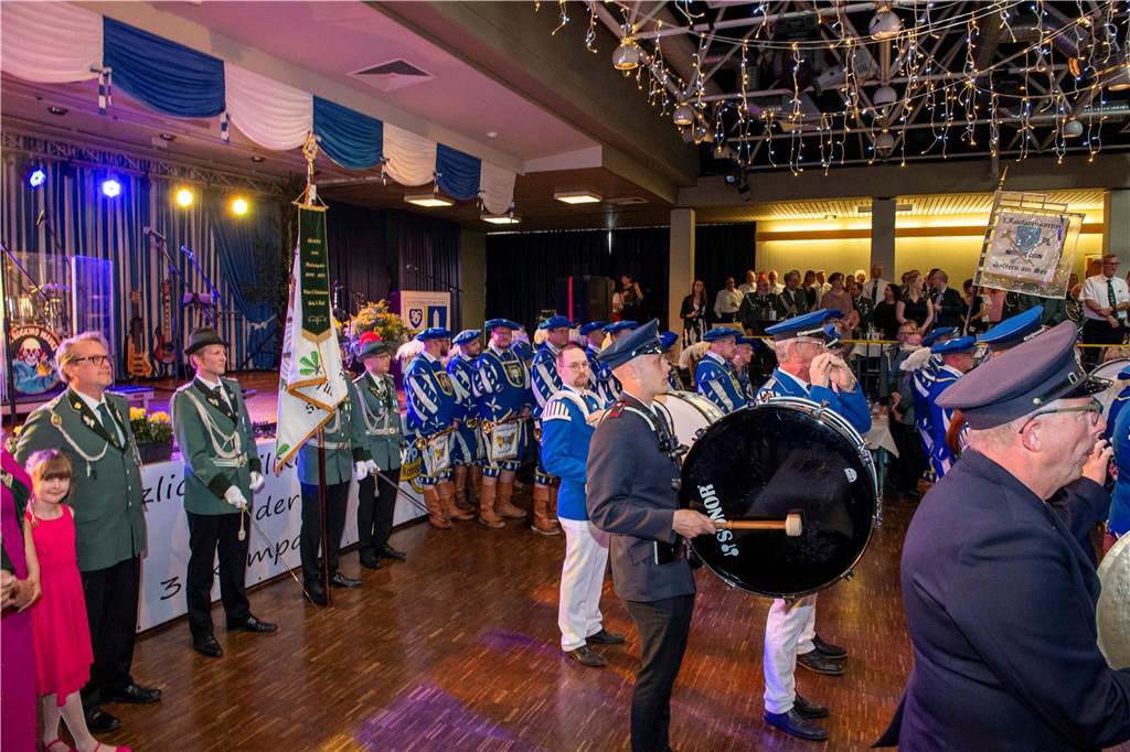 Das Schützenfest 2025 wirft seine Schatten voraus: Am Samstagabend, 26. April 2025, fand in der Aula des Schulzentrums der Königsehrenabend statt. Die Stimmung war ausgelassen.