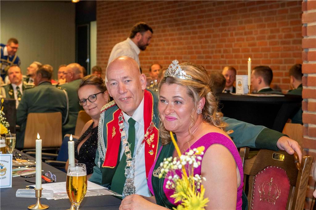 Das Schützenfest 2025 wirft seine Schatten voraus: Am Samstagabend, 26. April 2025, fand in der Aula des Schulzentrums der Königsehrenabend statt. Die Stimmung war ausgelassen.