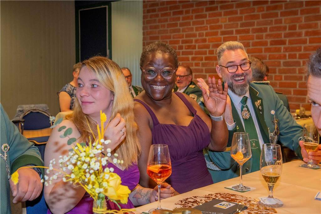 Das Schützenfest 2025 wirft seine Schatten voraus: Am Samstagabend, 26. April 2025, fand in der Aula des Schulzentrums der Königsehrenabend statt. Die Stimmung war ausgelassen.