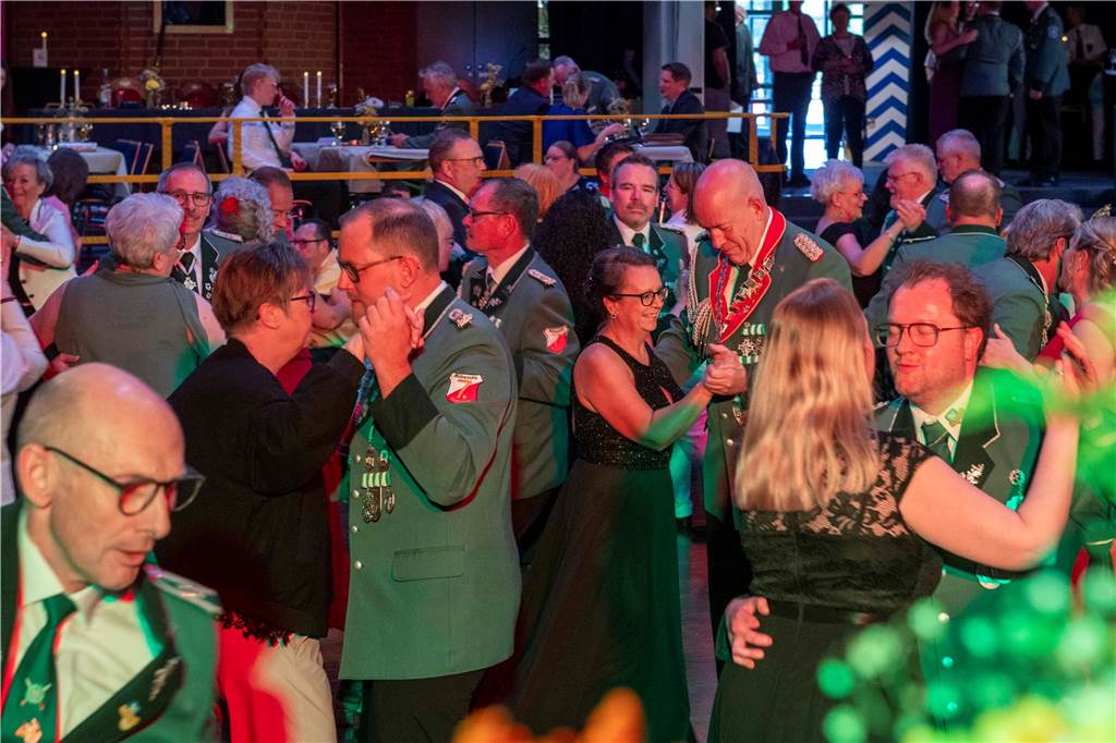 Das Schützenfest 2025 wirft seine Schatten voraus: Am Samstagabend, 26. April 2025, fand in der Aula des Schulzentrums der Königsehrenabend statt. Die Stimmung war ausgelassen.