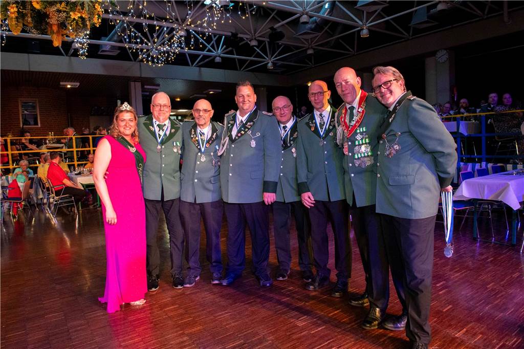 Das Schützenfest 2025 wirft seine Schatten voraus: Am Samstagabend, 26. April 2025, fand in der Aula des Schulzentrums der Königsehrenabend statt. Die Stimmung war ausgelassen.