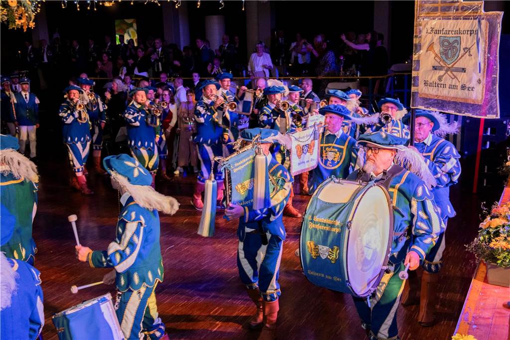 Das Schützenfest 2025 wirft seine Schatten voraus: Am Samstagabend, 26. April 2025, fand in der Aula des Schulzentrums der Königsehrenabend statt. Die Stimmung war ausgelassen.