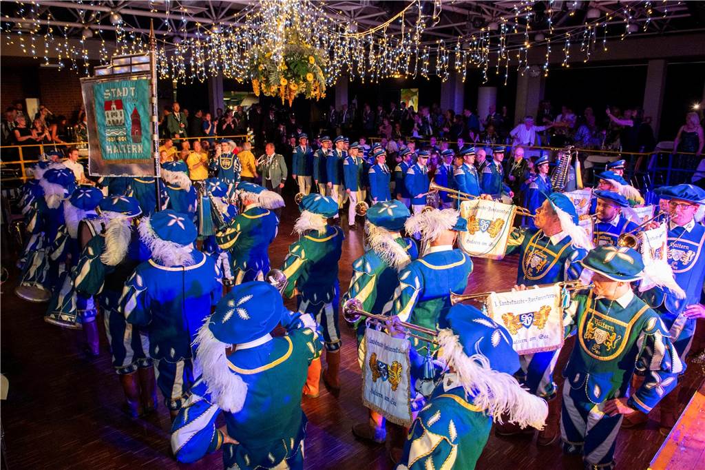 Das Schützenfest 2025 wirft seine Schatten voraus: Am Samstagabend, 26. April 2025, fand in der Aula des Schulzentrums der Königsehrenabend statt. Die Stimmung war ausgelassen.
