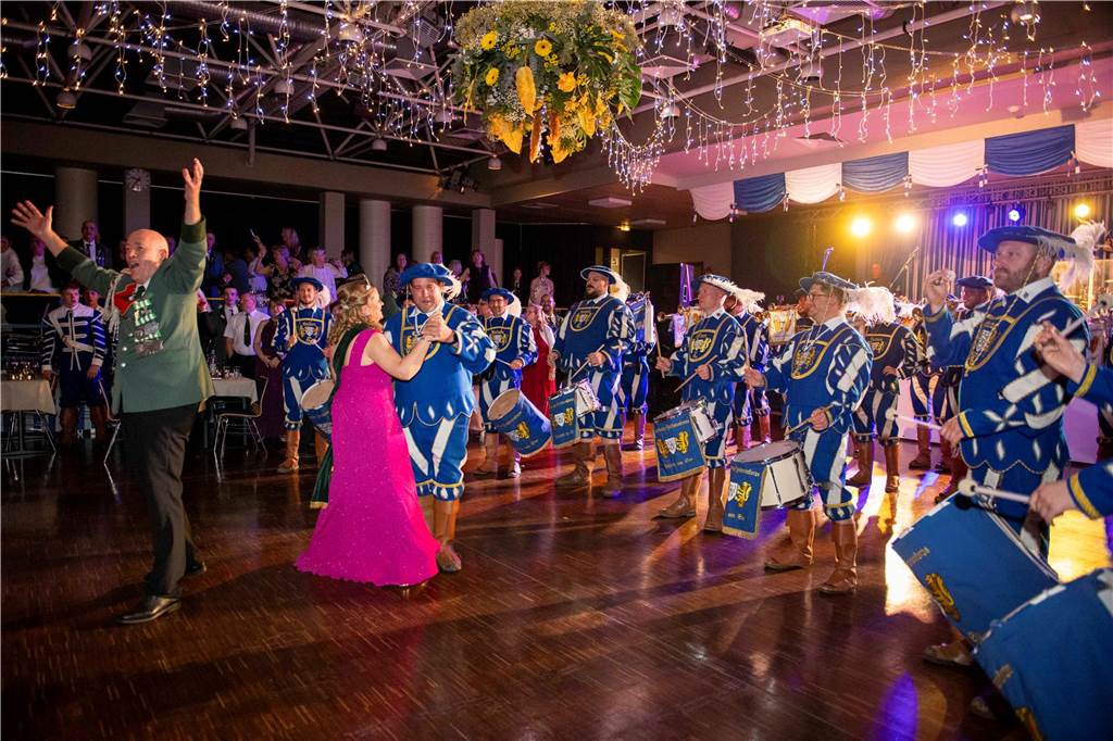 Das Schützenfest 2025 wirft seine Schatten voraus: Am Samstagabend, 26. April 2025, fand in der Aula des Schulzentrums der Königsehrenabend statt. Die Stimmung war ausgelassen.