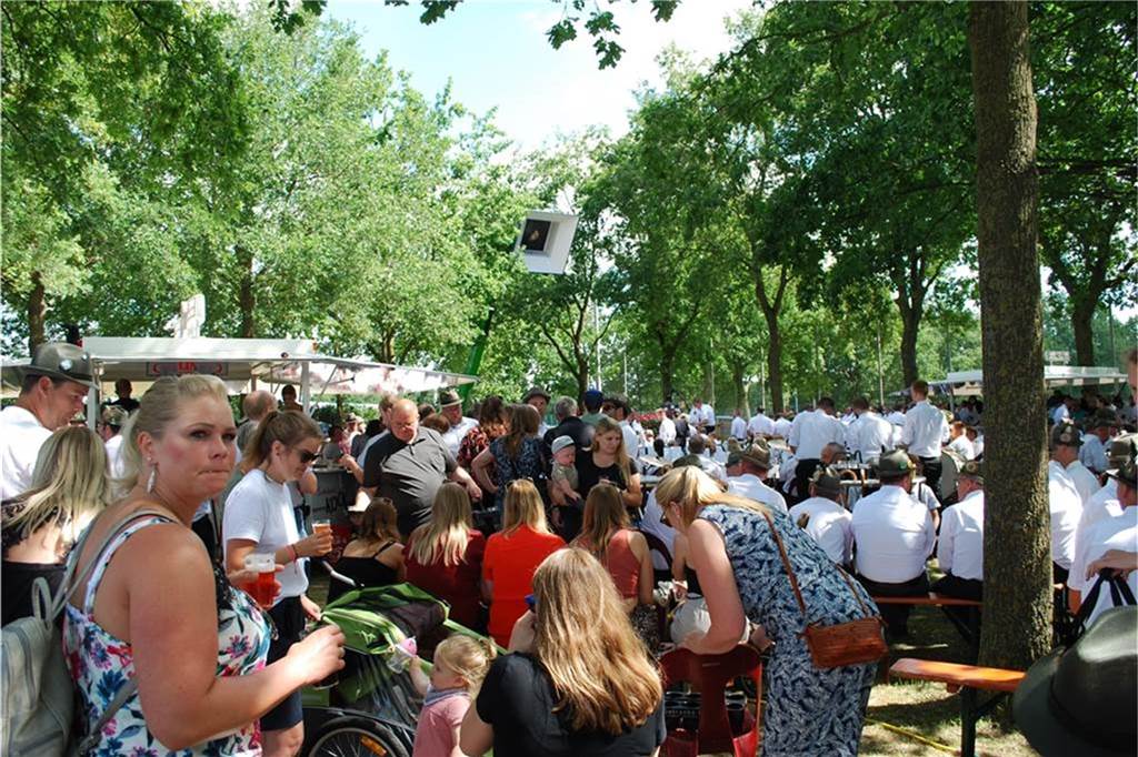 Bemerkenswerte Aktion der Bürgerschützen: „Junger Kopf sucht alten Hut“ Schützenfest in Nienborg
