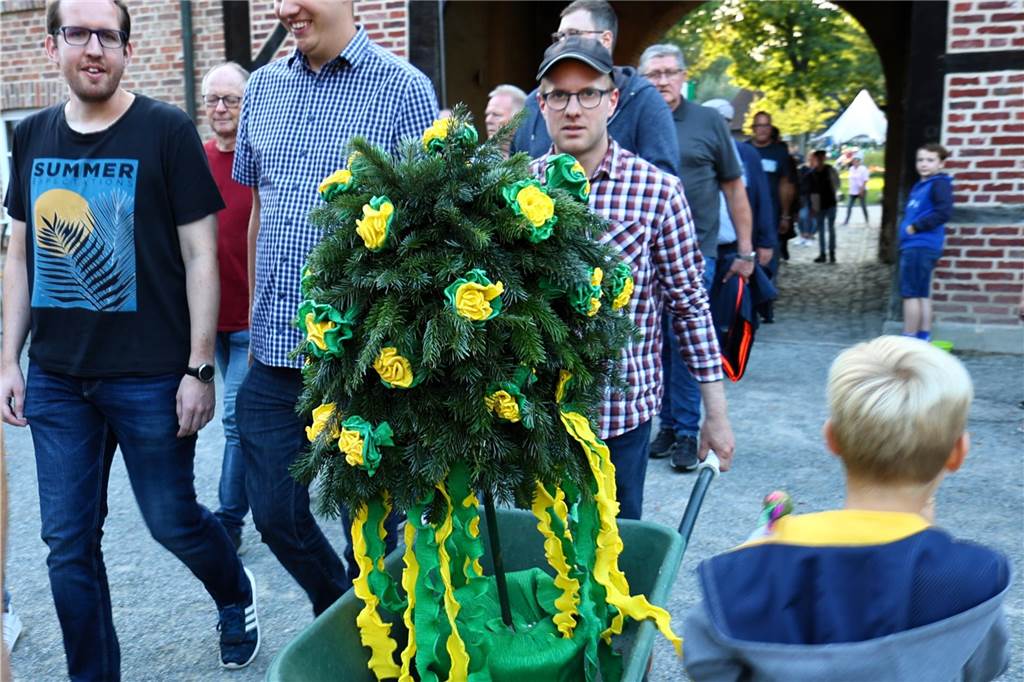 Das Schützenfest in Sythen hat am Freitagabend (15.9.) begonnen. Zum Auftakt haben sich alle sechs Kompanien am Schloss Sythen getroffen. Dort wurde das Fest durch Böllerschüsse angekündigt sowie die Schießkordeln und Eicheln verteilt. Eine Lasershow beendete den Abend.