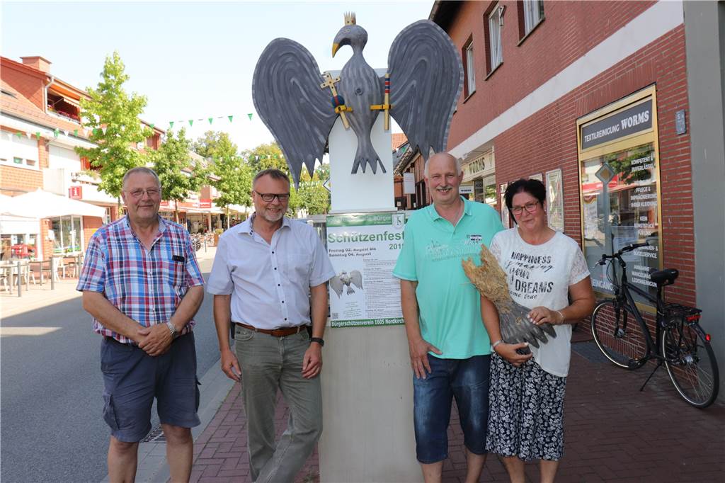 Nordkirchener König Christoph Rengshausen blickt zurück auf zwei Jahre Amtszeit Das Schützenkönigspaar Christoph und Elke Rengshausen (r.) sowie Karl-Hermann Zurhove, 1. Vorsitzender, und Elmar Schulte, Geschäftsführer, (v.l.) präsentieren den aktuellen Schützenvogel Willibald.