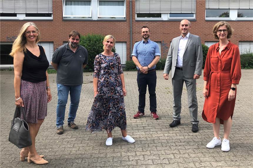 Das Schulleitungsteam der Theodor-Fleitmann-Gesamtschule um Eva Brinkhoff (M.) hat der Vorsitzenden des Schulausschusses, Claudia Belemann-Hülsmeyer (l.) und dem ersten Beigeordneten der Stadt Schwerte, Tim Frommeyer (2.v.r.) die Pläne für die Oberstufe vorgestellt.