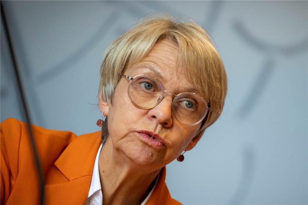 NRW-Schulministerin Dorothee Feller (CDU) äußert sich.