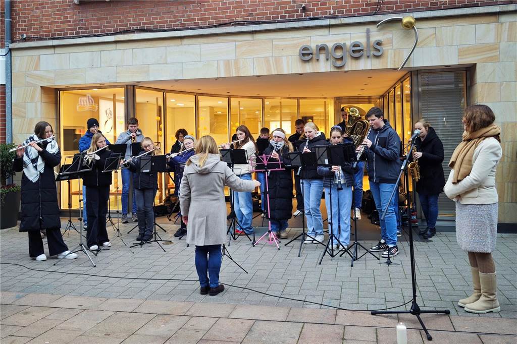 Gedenken Pogromnacht: Ahauser setzen Zeichen für gemeinsames Erinnern Das Schulorchester der Anne-Frank-Realschule begleitete die Veranstaltung musikalisch.
