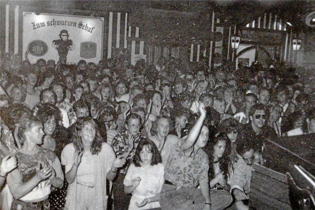 Ostwall war einst Dortmunds Bermuda-Dreieck: Warum von dem Partyviertel nichts mehr übrig ist Das "Schwarze Schaf" (im Hintergrund) an der Olpe war eine der beliebtesten Kneipen des Ostwallviertels - hier ein Bild von einem Ostwallfest in den 1980er-Jahren.