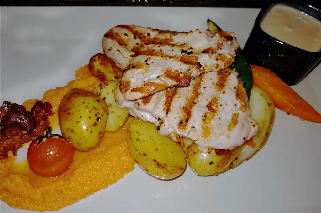 Eine kulinarische Auszeit im Herzen Stadtlohns: Hochwertige Küche und coole Atmosphäre Das Schweinefilet ist perfekt gebraten. Das Highlight ist die Pfeffer-Walnuss-Soße.