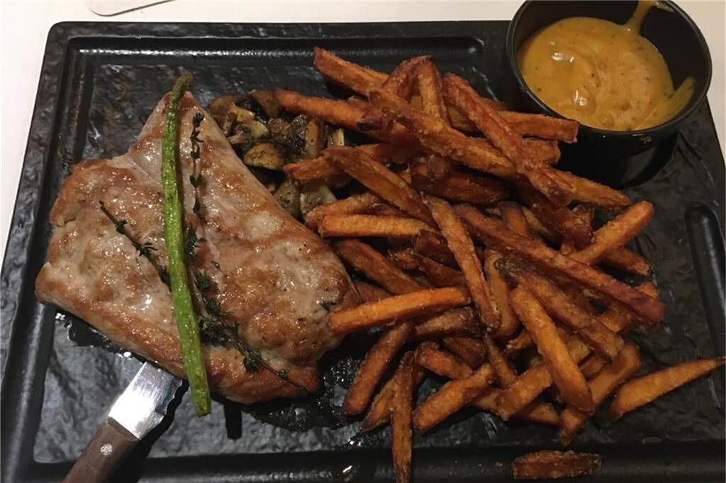 Steaks, Burger, Spare Ribs: „Höstenpumpe“ ist mehr als Wüllens Dorfkneipe Das Schweinefilet wurde mit Süßkartoffelpommes und Café-de-Paris-Sauce serviert.