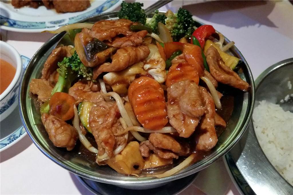 Asia-Restaurant „Golden Dragon“ überzeugt mit Charme und Spezialitäten aus Fernost Das Schweinefleisch Chop Suey