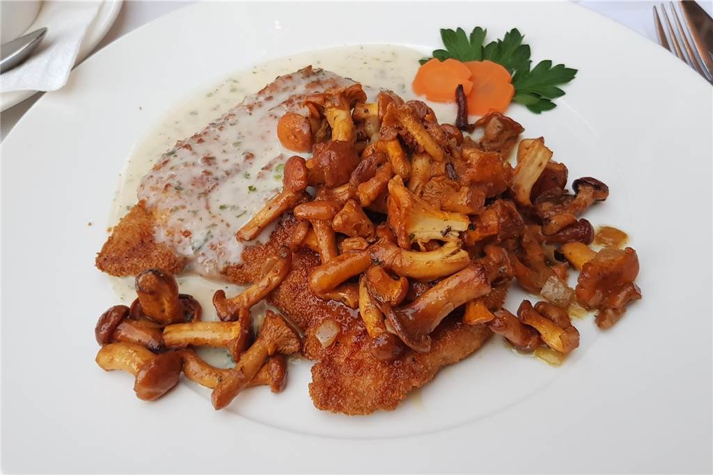 Beim „Dicken Jupp“ in Vreden gibt es westfälische Spitzenküche mit kreativen Komponenten Das Schweineschnitzel gibt es mit gebratenen Pfifferlingen, Kräuterrahmsauce, Bratkartoffeln und Salat.