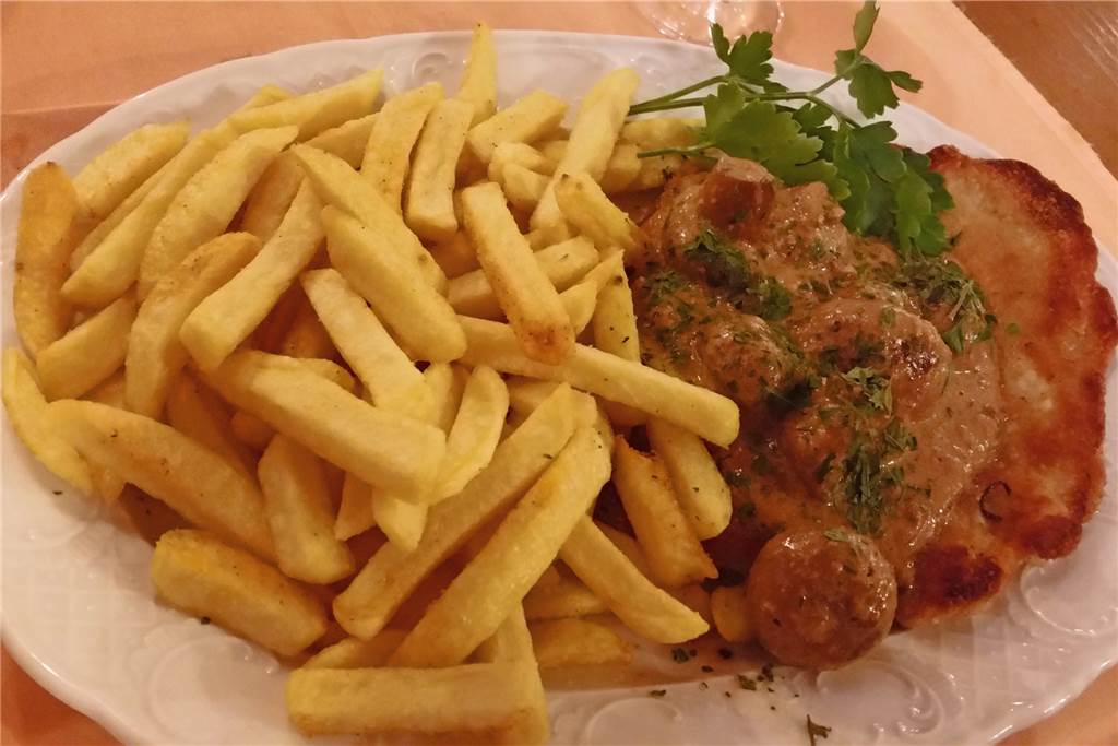 Exzellent speisen in der Legdener Partyhochburg Dorf Münsterland Das Schweineschnitzel "Hubertus" mit Champignonrahm und Pommes frites als Beilage