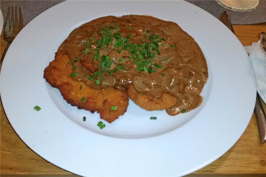 Das Landhaus Elkemann: Frische Ideen für eine Traditionsgaststätte Das Schweineschnitzel mit Champignon-Rahmsauce