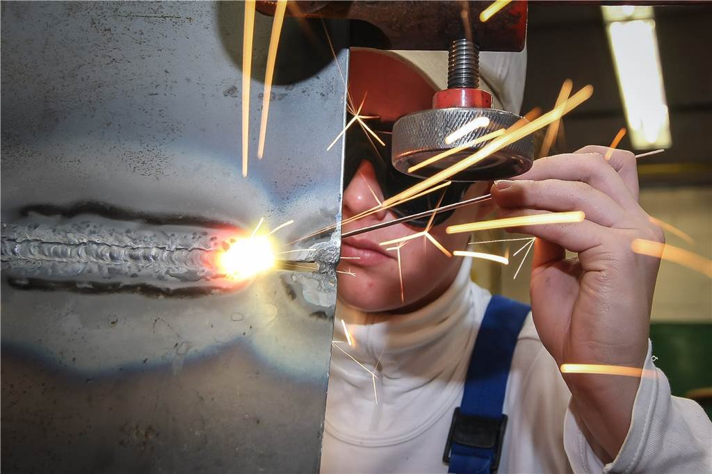 Handwerk ist extrem digital: „Nicht mehr Meister Eder und sein Pumuckl“ Das Schweißen in einer Schlosserei oder Schmiede ist immer noch vor allem Handarbeit. Gleichzeitig werden aber Prozessabläufe, Planungen und auch Fertigungen immer digitaler.