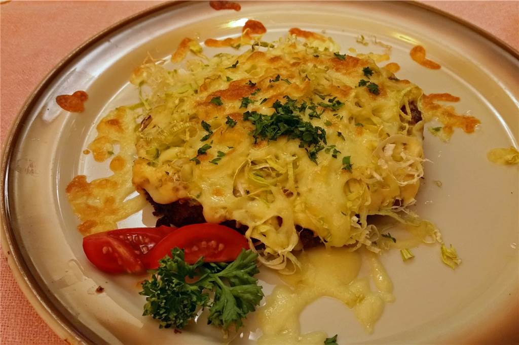 Schlemmen mitten im Grünen beim Traditionsgasthaus Voss in Quantwick Das Schweizer Schnitzel