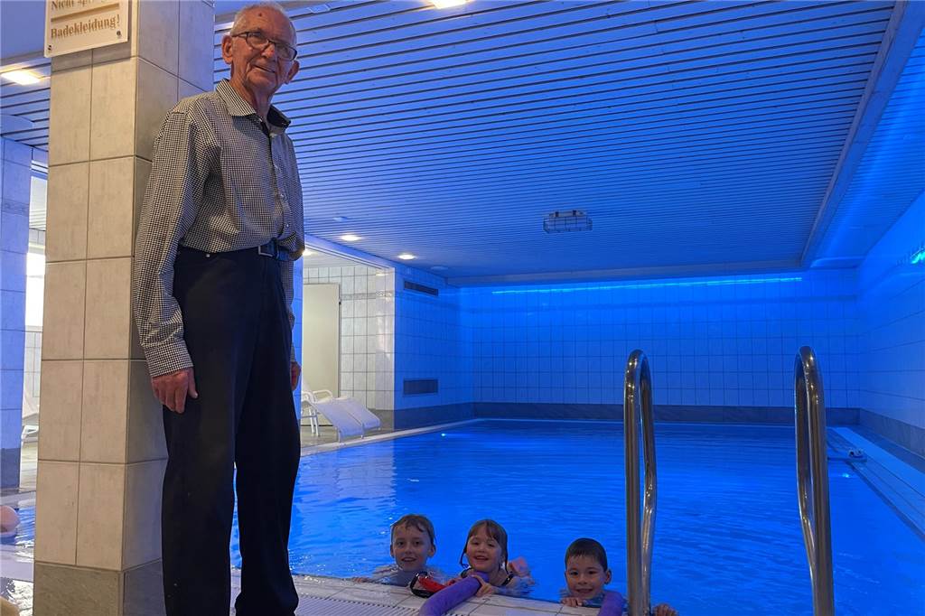 Felix Beckhaus im Schwimmbad neben seinen Enkelkindern.